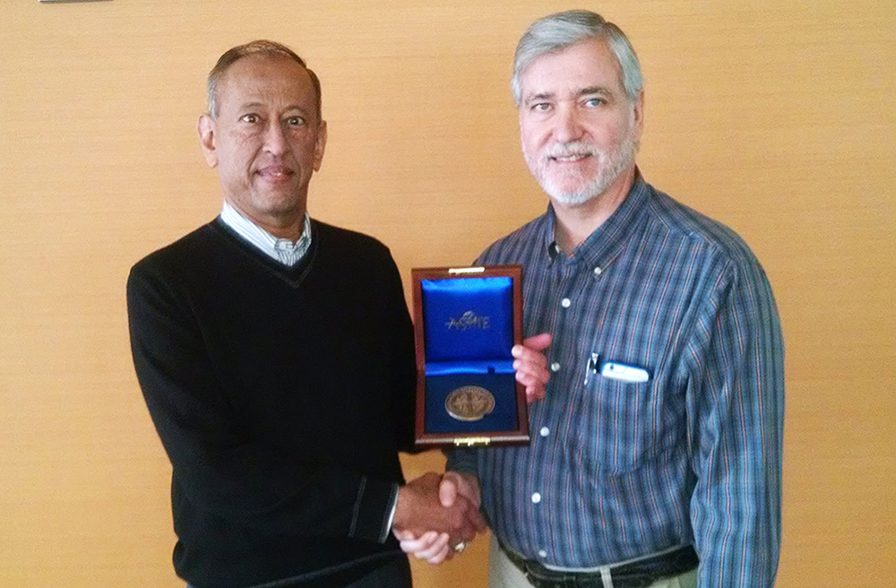 Rawalpindiwala being given the Higgins award