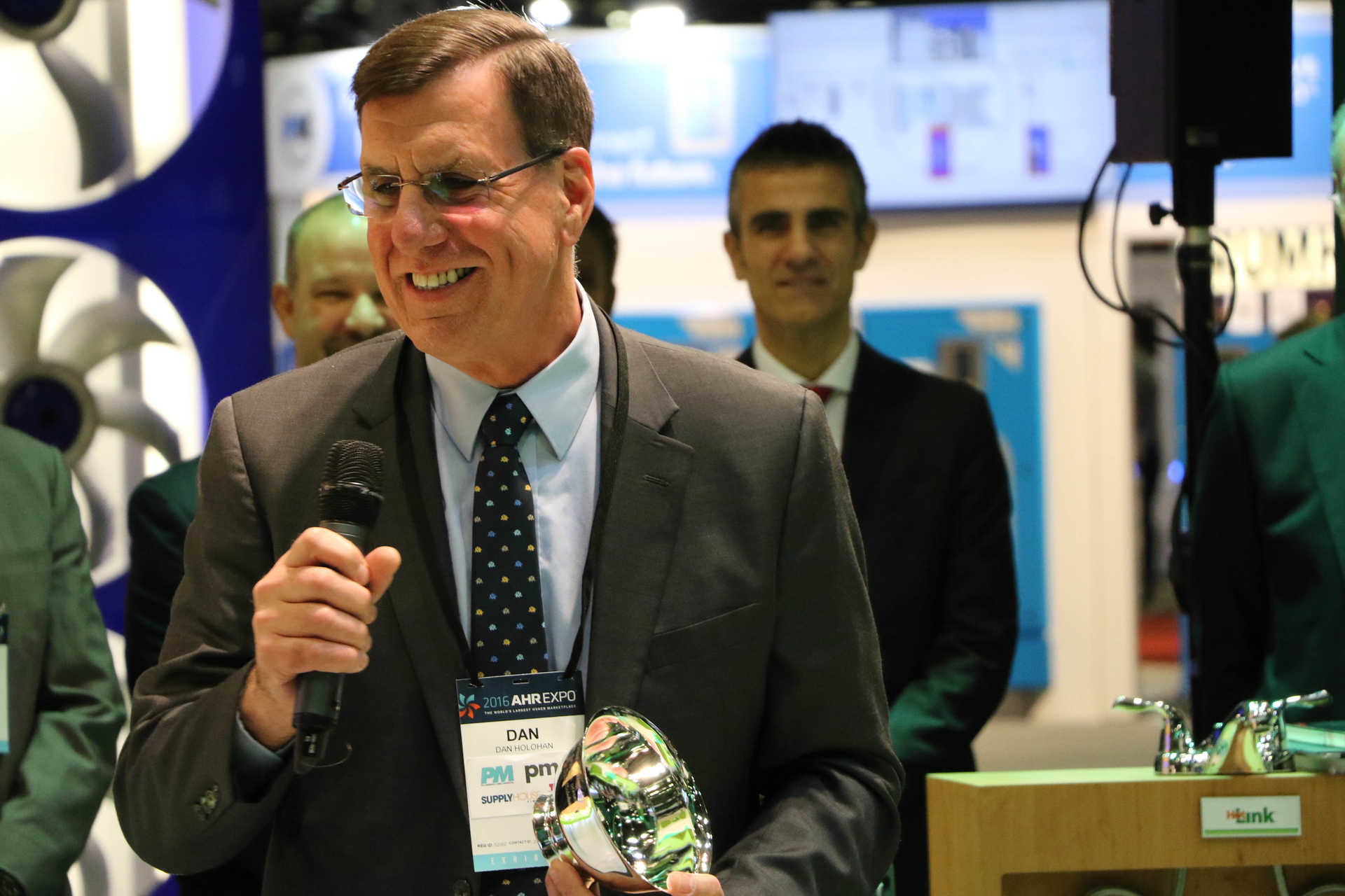 Holohan receives the Lifetime Contribution to Comfort Award at AHR 2016