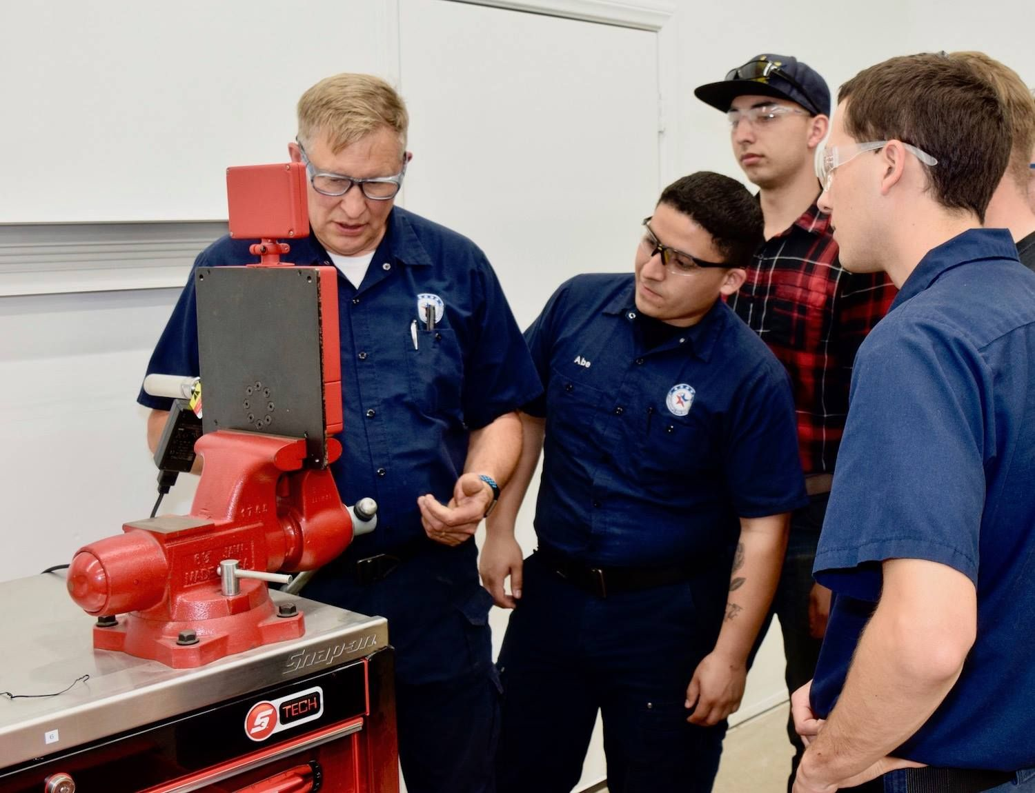 Lyle Palm With Students 5f494b0e3170a