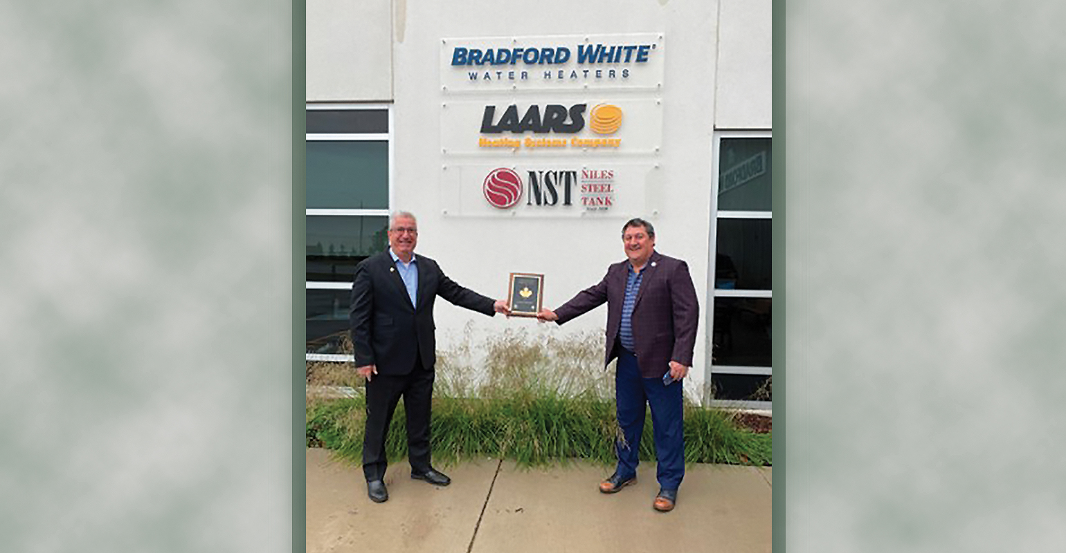 Ralph Suppa (left), president and general manager of the Canadian Institute of Plumbing & Heating, presents the inaugural Golden Leaf Award to Mark Williamson, director of sales and marketing for Bradford White Canada.