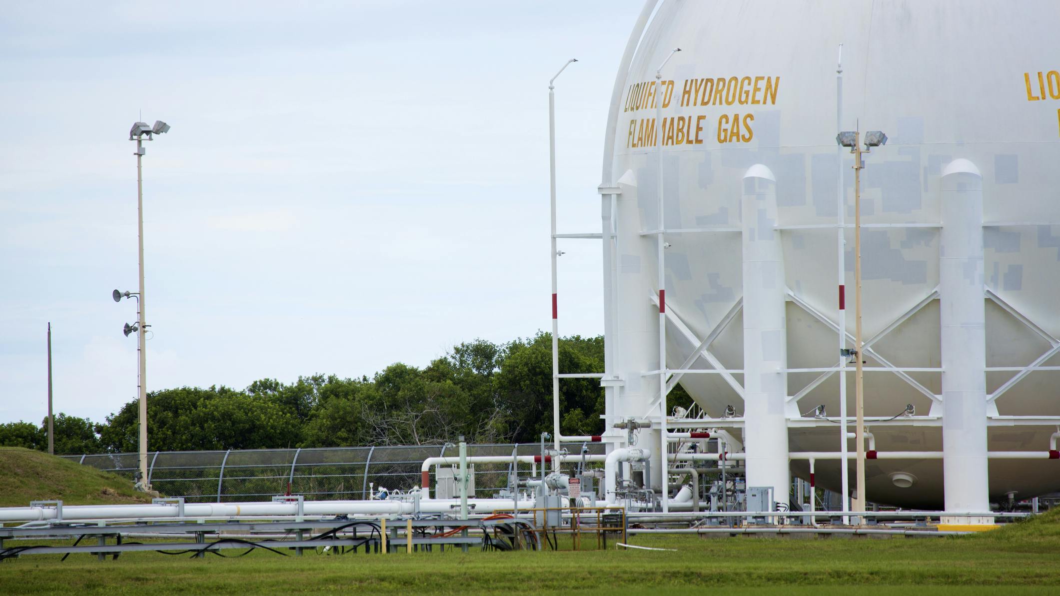Storage tank and piping for liquid hydrogen fuel.
