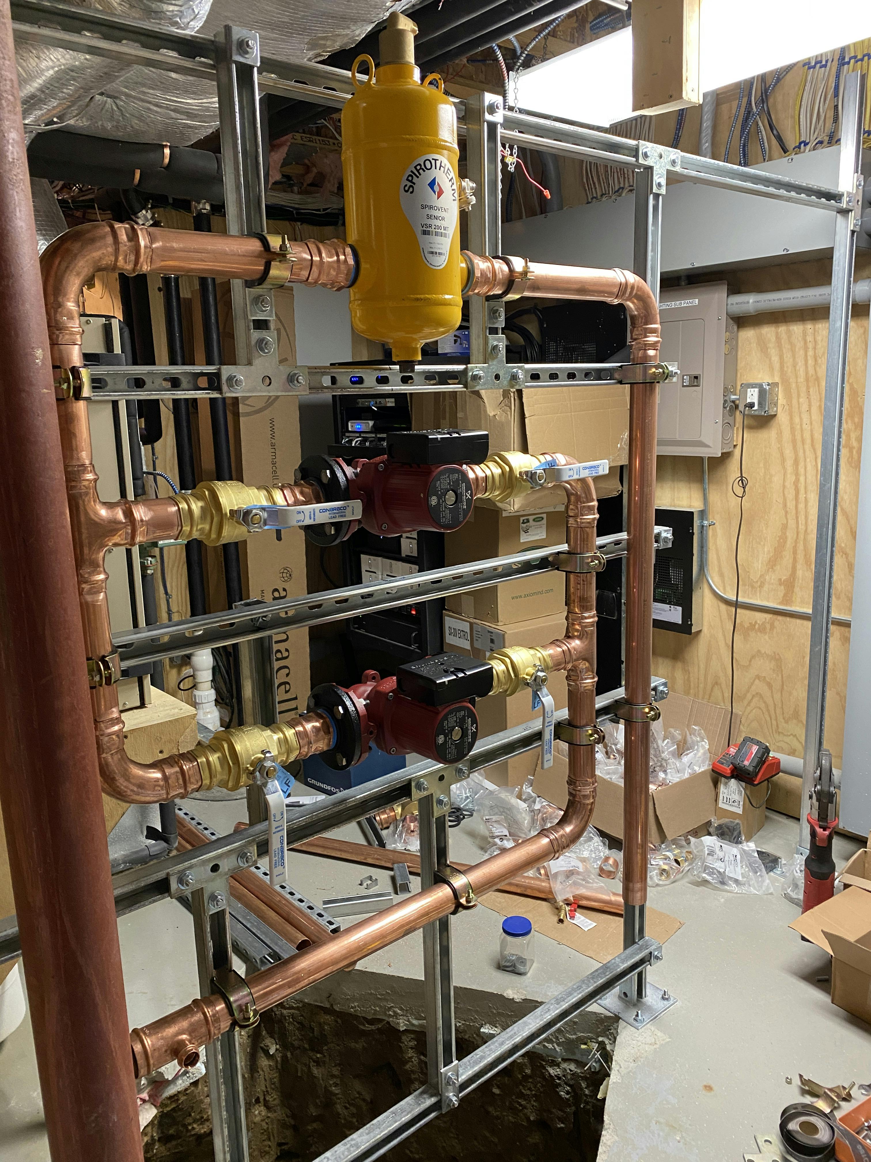 Air separator and circulators on the strut frame.