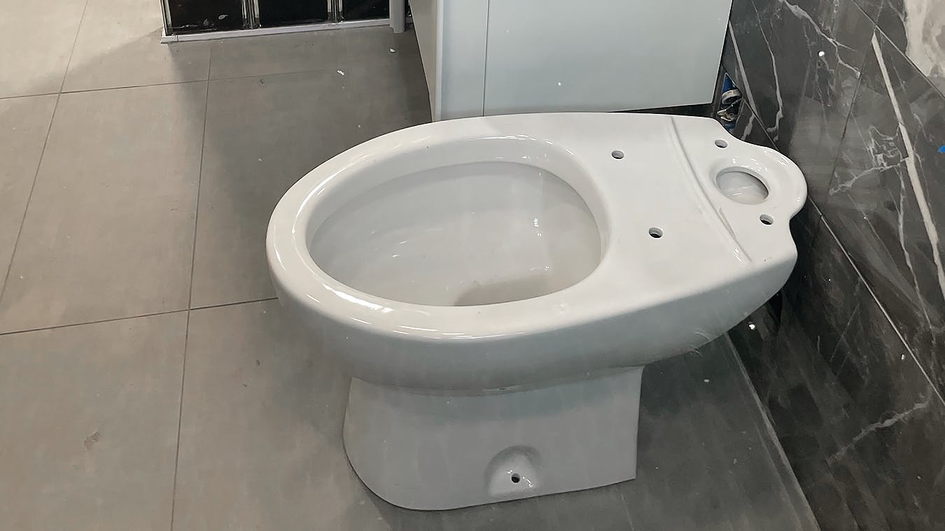 Mignon opted for the Saniflo Saniaccess 3 full-bathroom macerating pump, which proved to be the perfect fit, particularly in renovation scenarios where avoiding concrete excavation is preferred.