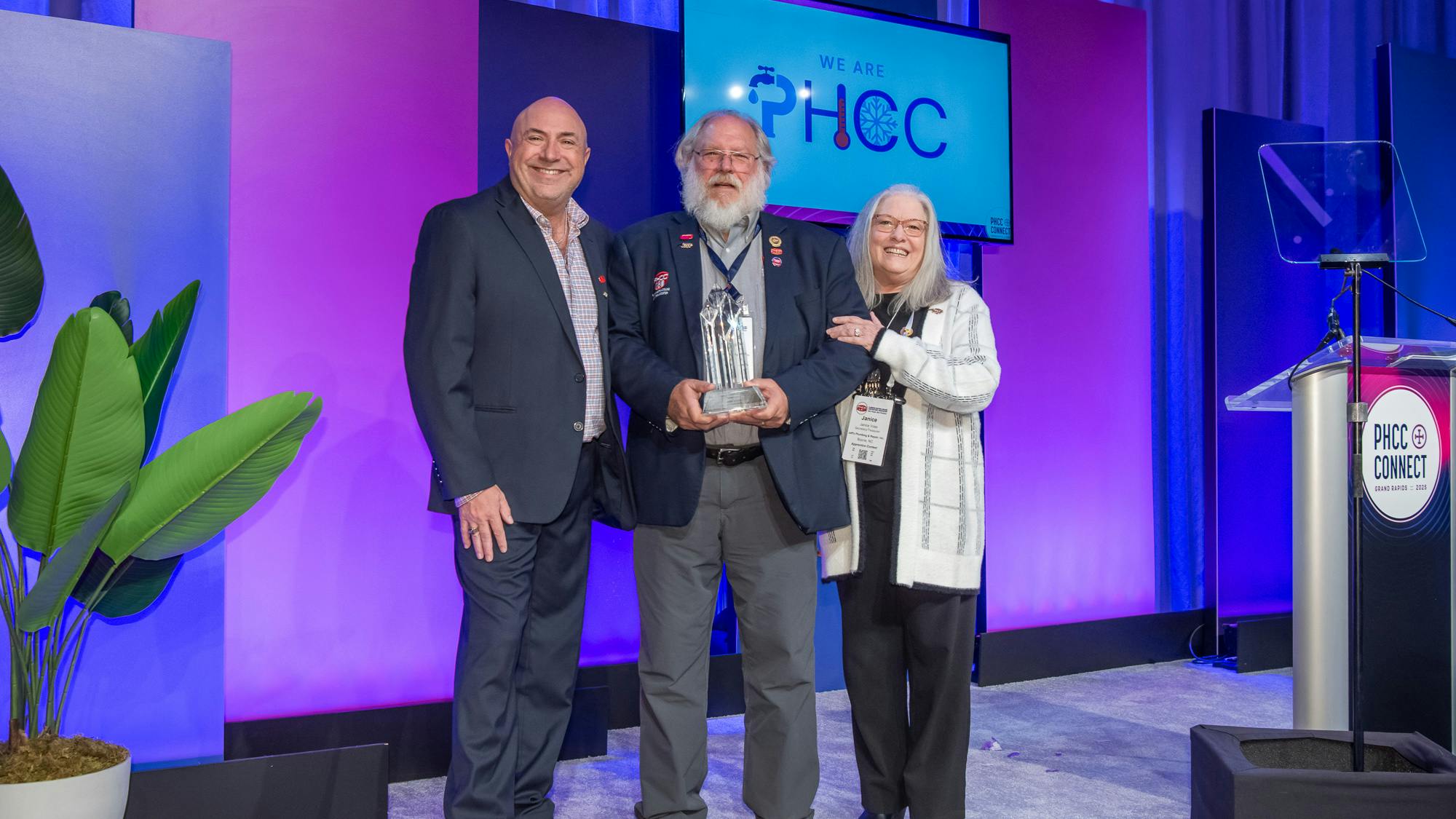 Jeff Voss (center) with the Col. Scott Award.